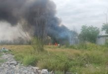 Sofocan incendio en predio baldío con basura