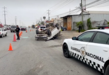 Volcadura de unidad deja solo daños y caos vehicular