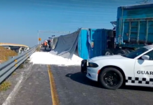 Vuelca tráiler y deja cuantiosos daños materiales en concurrida carretera