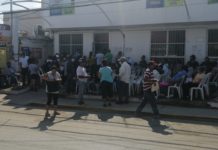 Venden lugares en fila afuera de la fiscal