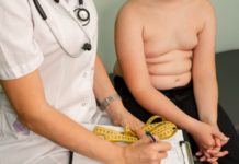 Las polémicas nuevas recomendaciones de los pediatras en EE.UU. para tratar la obesidad infantil