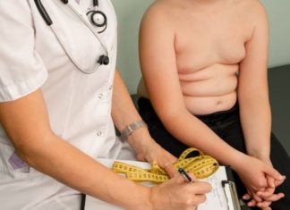 Las polémicas nuevas recomendaciones de los pediatras en EE.UU. para tratar la obesidad infantil