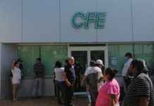 Poste a punto de caer ocasiona desperfecto en la Altamira Sector 3