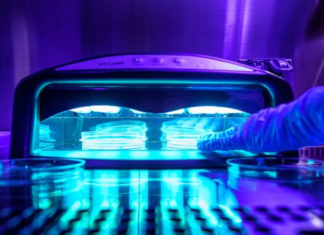 Detectan graves daños por secadores de esmalte de uñas con luz ultravioleta