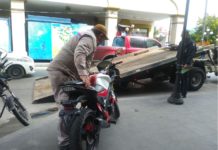 Grúa se lleva motocicleta que dejaron sobre la banqueta