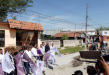 Carlos Peña Ortiz, da banderazo de obra de pavimentación en la Hidalgo