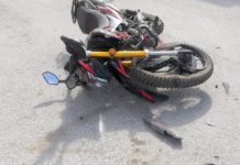 Choque entre unidad y moto deja daños en concurrida colonia popular