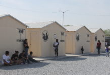 Entregan casas y plantas de agua a migrantes