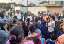 Padres de familia cierran escuela por falta de maestros