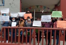 Madres de familia de primaria piden cambio de directora.