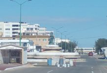 Comerciantes de playa intentan instalar topes en boulevard costero