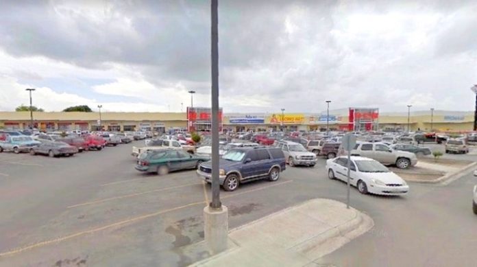 Rateros atacan otra vez en estacionamiento de Las Fuentes se roban unidad