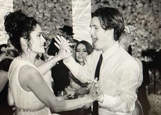 Salma Hayek baila con Cruz Beckham en una boda