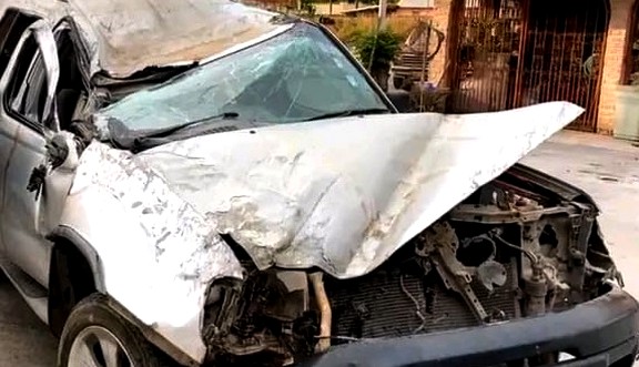 Semi-vuelca unidad en concurrida vialidad de sector popular