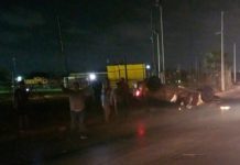 Vuelca unidad en concurrido sector popular