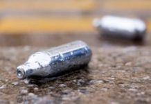 Cuáles son los peligros del gas de la risa, una de las drogas más usadas por los jóvenes de Reino Unido y otros países europeos