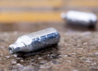 Cuáles son los peligros del gas de la risa, una de las drogas más usadas por los jóvenes de Reino Unido y otros países europeos