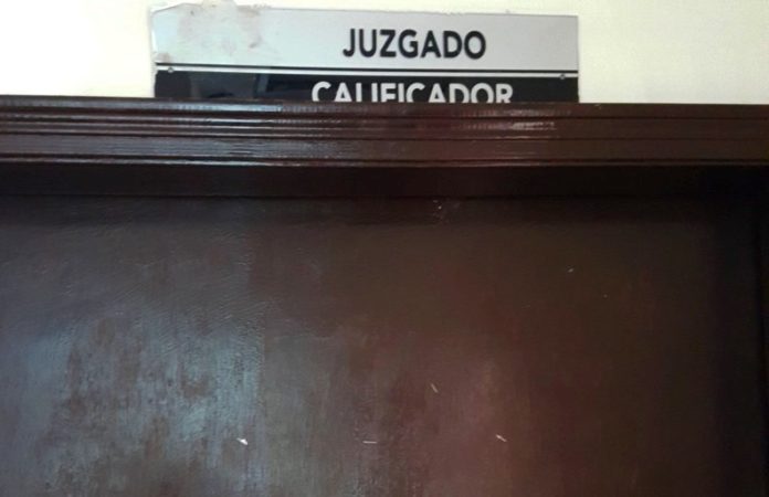Agresivo sujeto queda detenido por alterar el orden