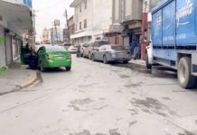 Aparatoso accidente vial deja daños y caos vial