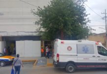 Auxilia unidad médica a persona en interior de tienda en zona Centro