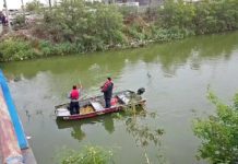 Buscan a persona en canal de aguas negras luego de sufrir accidente