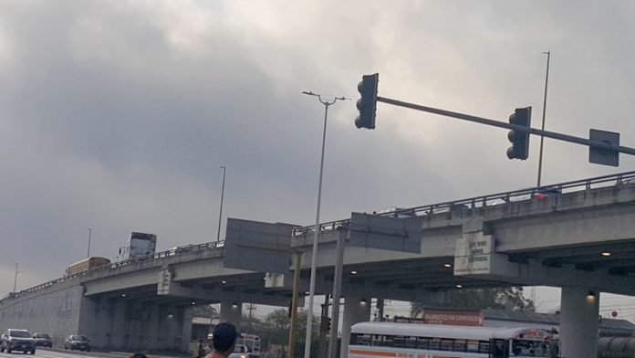 Choque de unidades del transporte deja caos vial y daños (3)