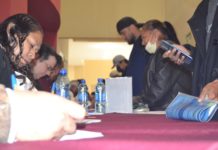 La necesidad los obliga a buscar trabajo en Feria del Empleo