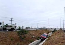 Le dan el “clásico cerrón” y cae unidad en vado en carretera