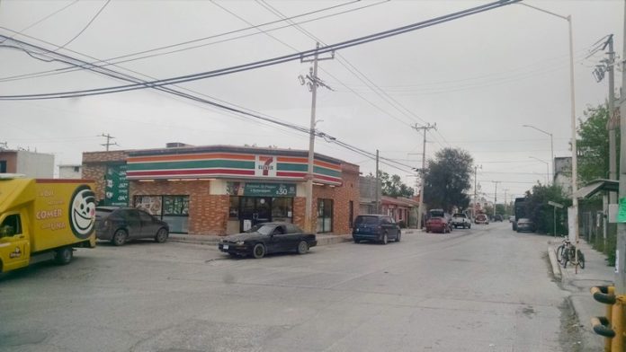 Ratero amaga a empleados para despojarlos del dinero de las ventas del día