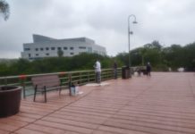 Dan mantenimiento al puente de la Laguna del Carpintero