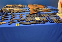 Decomisan en puente internacional de Eagle Pass cuantioso arsenal