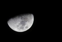 Descubren en la Luna una reserva de agua estimada en millones de toneladas