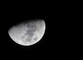 Descubren en la Luna una reserva de agua estimada en millones de toneladas
