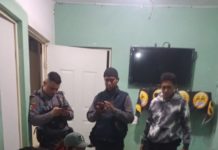 Veladores ayudan en parto en sala de un departamento