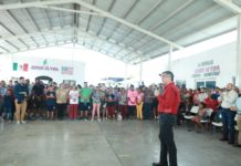 Visita el Gobernador a migrantes; les ofrece ayuda y protección