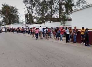 Enormes filas para registro de alumnos a beca Avanza