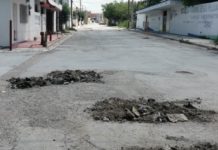 Ante abandono vecinos “bachean” calles en la Hidalgo