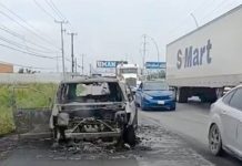 Bomberos sofocan incendio en unidad en libramiento Monterrey