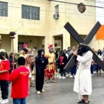 Católicos reviven el Viacrucis de Jesús este Viernes Santo (1)