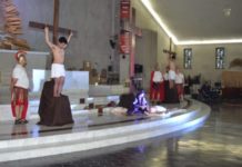 Bajo lluvia y frío representan el Vía Crucis en la catedral