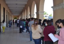 Hacen fila de 6 horas para recoger su beca de estudiantes