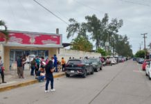 Padres duermen fuera del CREDE para tramitar beca.
