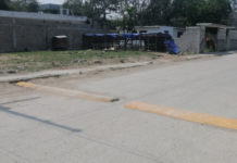 Familias “invierten” en seguridad vial, construyen topes con sus recursos