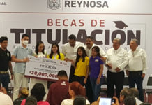 Alcalde entrega 20 millones de pesos para programa de becas de titulación