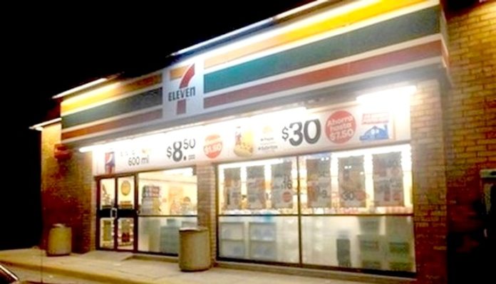 Rateros amagan con pistola a empleados de tienda para asaltarlos