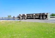 Vuelca tráiler en libramiento Monterrey dejando daños y coas vehicular