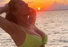 Salma Hayek impresiona con sus curvas durante paseo