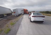 Derrapa tráiler y deja solo daños en carretera a Nuevo Laredo