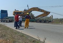 Tráiler tumba poste de CFE y genera caos en la Tampico-Mante