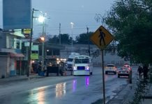 Atienden bomberos reporte ciudadano de corto de poste de CFE